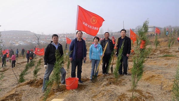 省社科院參加義務(wù)植樹(shù)活動(dòng).JPG